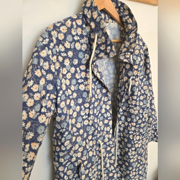 Madewell blue and white floral drawstring waist snap front raincoat | XS - Picture 4 of 7